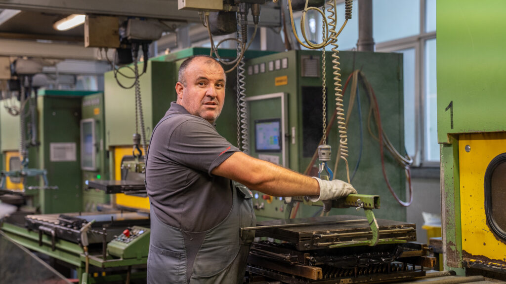 Mitarbeiter während der Produktion von Gummiformteilen