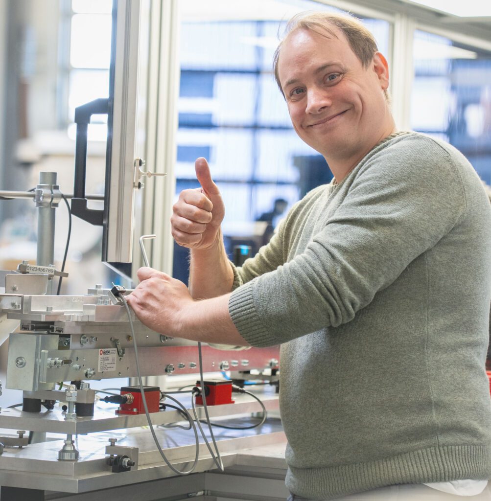 Mitarbeiter stellt Kamerasortieranlage ein