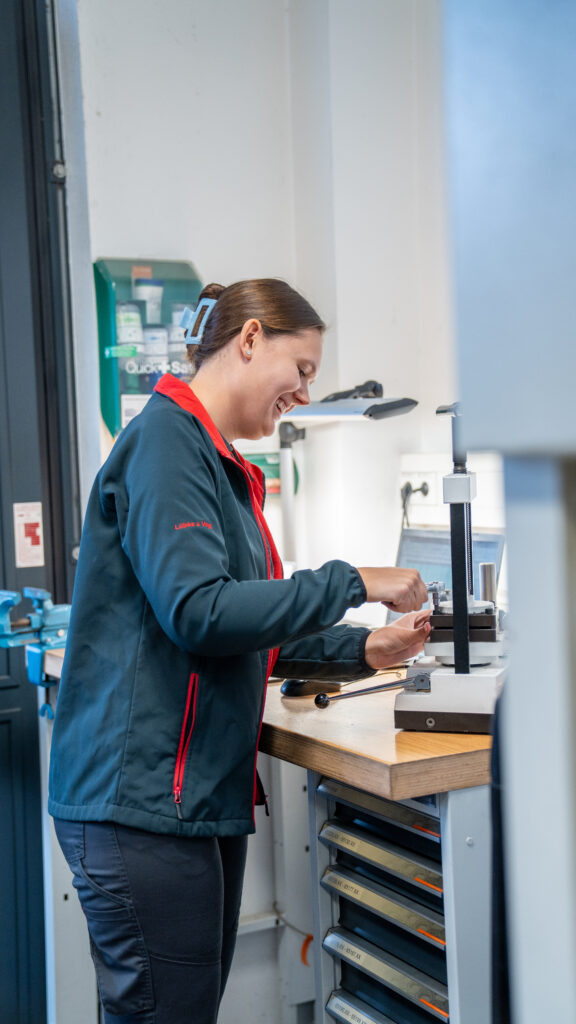 Mitarbeiterin macht Einstellarbeiten im Labor