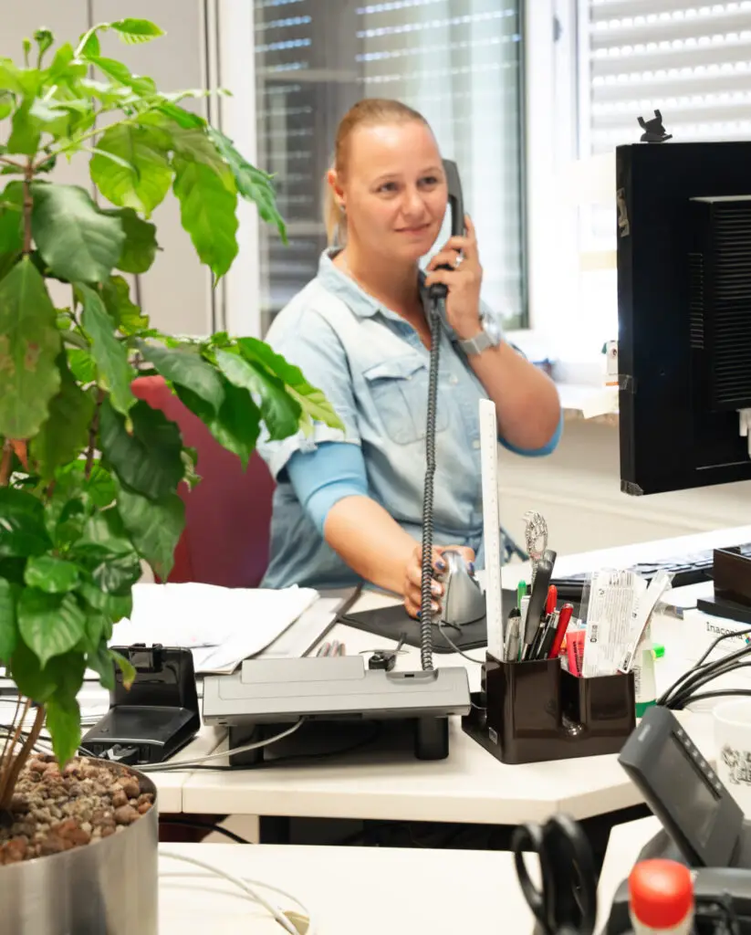 Mitarbeiterin im Kundengespräch am Telefon